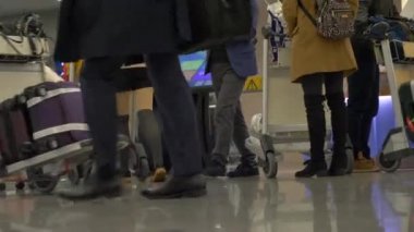 HONG KONG - 30 HAZİRAN 2020: Çinli insanlar kışın alçak açıyla Hong Kong havaalanında yürür. Ulaşım