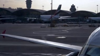 HONG KONG - 23 Ocak 2020: servis altındaki uçaklar Hong Kong 'da havalanmayı bekliyor