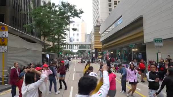 HONG KONG - JANUARI 23, 2020: Happy Chinese People dansen samen op straat — Stockvideo