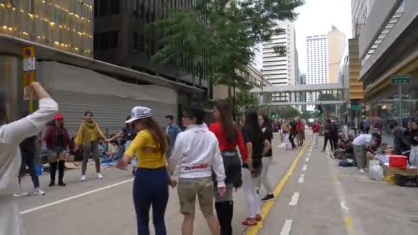 HONG KONG - JANUARI 23, 2020: Gelukkige Chinezen dansen op straat in een grote stad — Stockvideo