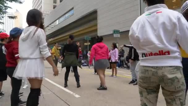 HONG KONG - JANUARI 23, 2020: Happy Chinese mensen dansen en plezier hebben op straat in een grote stad — Stockvideo