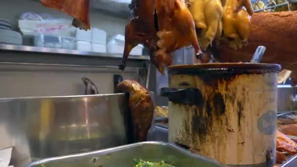 Panela suja no balcão de carne no mercado de alimentos no centro da cidade de Hong Kong, China — Vídeo de Stock