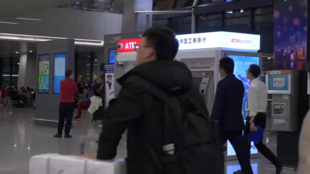 HONG KONG - JANUARI 30, 2020: Mensen passeren door ATM op Hong Kong luchthaven. Reizen en vervoer in China. — Stockvideo