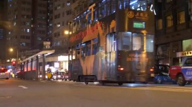 HONG KONG - 22 HAZİRAN 2020: gece şehir merkezinde işlek bir Hong Kong caddesinde Doubledecker. Çin 'de şehir hayatı