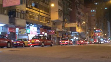 HONG KONG - 22 HAZİRAN 2020: kalabalık bir Hong Kong caddesinde gece vakti çift katlı kırmızı bir güverte. Çin 'de şehir hayatı