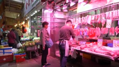 Kadın Hong Kong, Çin 'deki kasaptan et alıyor.