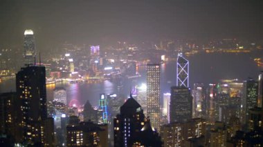 Hong Kong Victoria Limanı 'nda panoramik manzara ve şehir merkezinde gece ışıkları. 