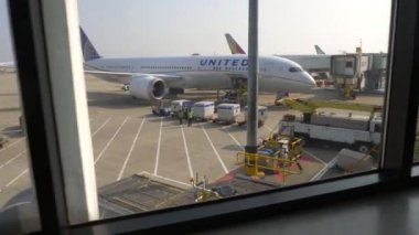 HONG KONG - 20 HAZİRAN 2019 Kalkıştan önce havaalanında uçak. Çin 'de ulaşım