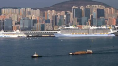 Hong Kong ve Victoria Körfezi Yüksek Binaları 'nın manzarası ve Hill Midday' den denizdeki gemiler