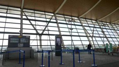 Koronavirüs yüzünden Hong Kong uluslararası havaalanındaki kayıt masalarında kimse yok.