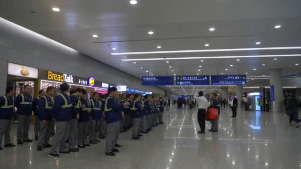 HONG KONG - 30 GENNAIO 2020: I lavoratori aeroportuali stanno in fila e ricevono istruzioni a Hong Kong, Cina — Video Stock