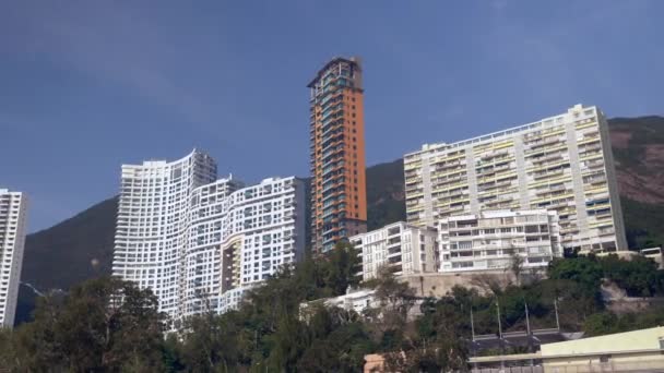 Stedelijk landschap met hoge gebouwen aan de Hong kong kustlijn aan het strand Rechtenvrije Stockvideo