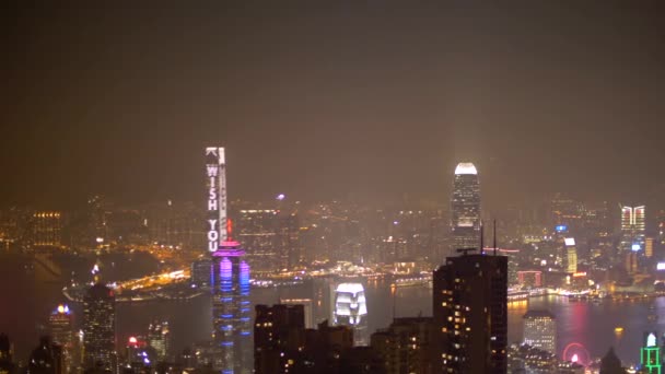 Bela vista panorâmica sobre Hong Kong Victoria Harbour à noite no centro da cidade — Vídeo de Stock