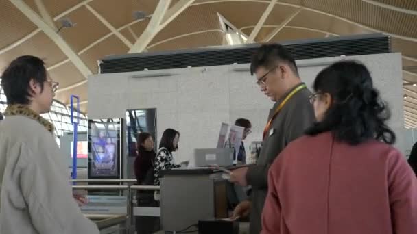 HONG KONG - STYCZEŃ 21, 2020: Pracownik lotniska sprawdza pasażerów z bagażem po locie na lotnisku w Hongkongu — Wideo stockowe