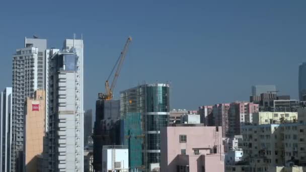 Kran ved opførelse af skyskrabere i storbyen Hong Kong i dagtimerne, Kina – Stock-video