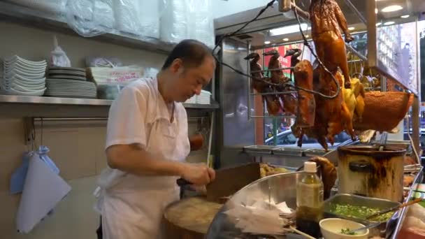 HONG KONG - STYCZEŃ 21, 2020: Rzeźnik kroi mięso przy kasie na rynku spożywczym w centrum Hongkongu, Chiny — Wideo stockowe
