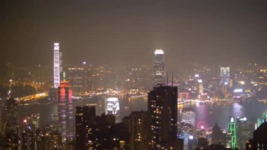 Geceleri Hong Kong ve Victoria Limanı 'nda panoramik manzara. Çin 'de büyük şehir ışıkları