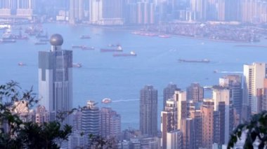 Hong Kong 'daki binalar gün içinde büyük gemilerin görüntüsüyle denize karşı dururlar.
