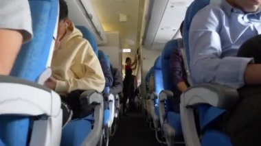 HONG KONG - 20 HAZİRAN 2020: Kalkışa hazır insanlar ve uçuş görevlileri