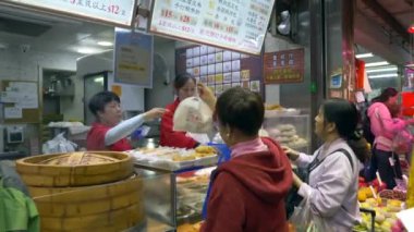 HONG KONG - 21 HAZİRAN 2020 İnsanlar Çin 'in Hong Kong kentindeki kalabalık yerel gıda pazarından taze Çin mantısı satın alıyor.