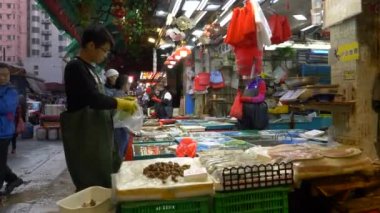 HONG KONG - 21 HAZİRAN 2020: Genç adam Çin 'deki gıda pazarında yılanlarla deniz ürünleri tezgahında çalışıyor