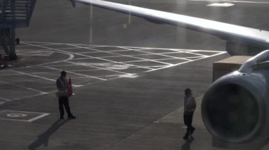 HONG KONG - 23 Ocak 2020: Hong Kong, Çin 'de havaalanı işçileri türbinleri kontrol ediyor. Havayolları ve ulaşım