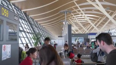 HONG KONG - 20 HAZİRAN 2020: Kadın işçiler uluslararası havaalanında uçağa binmeden önce yolcuları kontrol ediyorlar