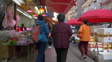 HONG KONG - 21 HAZİRAN 2020: İnsanlar Çin 'deki kalabalık gıda pazarından sebze ve meyve satın alıyor