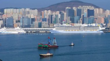 4k Tepesi 'nden Hong Kong ve Victoria Körfezi Yüksek Binaları ve Deniz manzarası