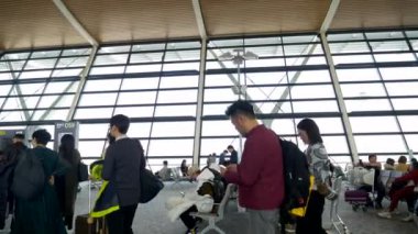 HONG KONG - 20 HAZİRAN 2020: Bagajlı gezginler Hong Kong havaalanı terminalinin kapısına gidin