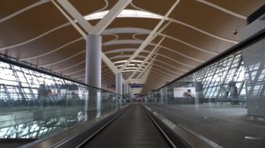 Hong Kong Havaalanı 'ndaki Coronavirüs yüzünden kaldırım boşalmış. Çin 'de ulaşım