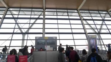HONG KONG - 20 HAZİRAN 2020: Hong Kong havaalanından uçağa binmek üzere olan bagajlı gezginler