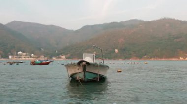 Gündüz vakti, Hong Kong limanında, suda yüzen bir tekne.