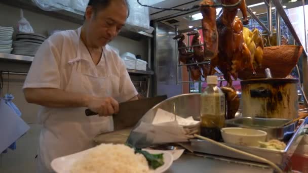 Hong Kong KONG - JANUÁR 21, 2020: Mészáros darabolja húsát az élelmiszer-piacon Hong Kong belvárosában, Kínában — Stock videók