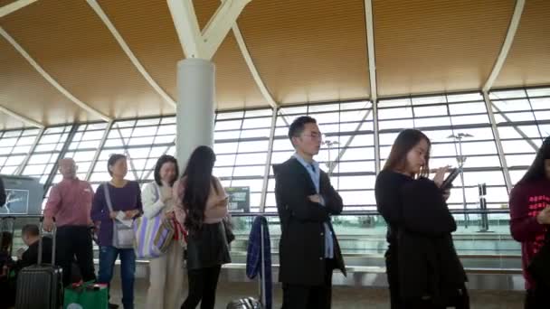HONG KONG - 20 ARALIK 2019: İnsanlar havaalanında bavullarıyla birlikte yolcu salonunda kuyrukta bekliyor. — Stok video