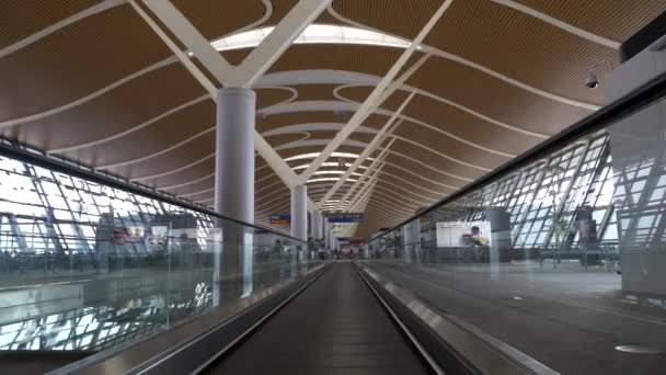 Acera en movimiento vacía debido al coronavirus en el aeropuerto de Hong Kong. Transporte en China Vídeo De Stock