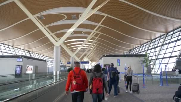 Koronavirüs nedeniyle Hong Kong havaalanı terminalindeki yolcuların çoğu boş. — Stok video
