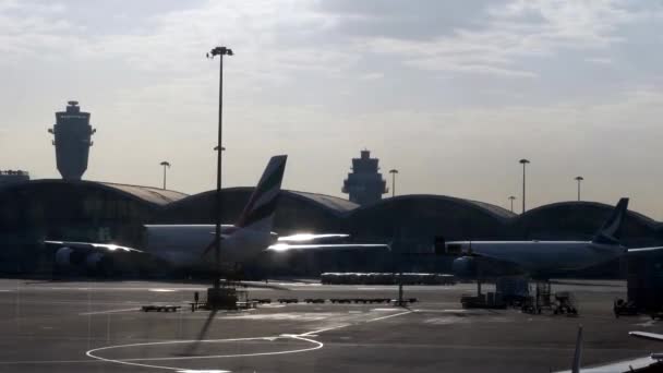 Un avión en la calle espera despegar en Hong Kong, Chna. Líneas aéreas Video de stock