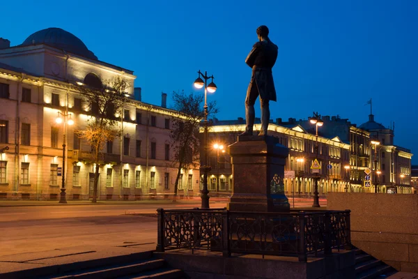 Nuit à Saint-Pétersbourg. Monument de Kruzenshtern — Photo