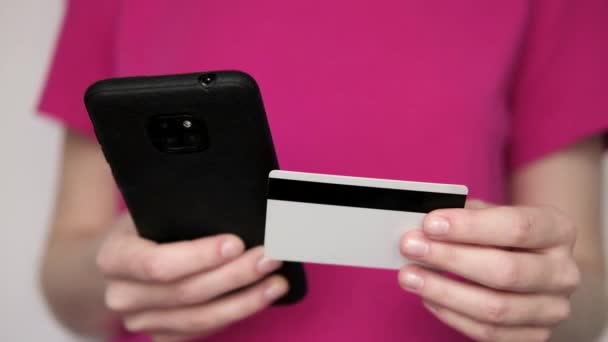 Wanita Muda Memegang Kartu Kredit Dan Menggunakan Sms Smartphone Tangan — Stok Video