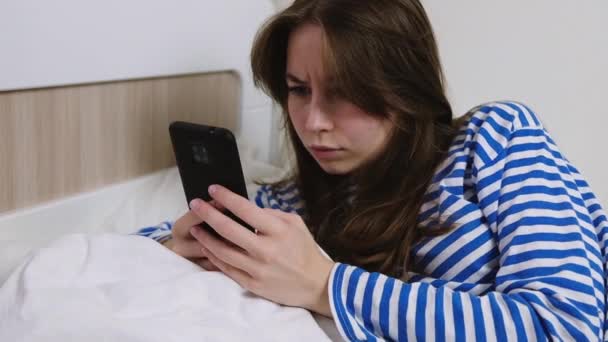 Mujer Joven Pensativa Usando Teléfono Inteligente Casa Cama Mujer Perezosa — Vídeos de Stock