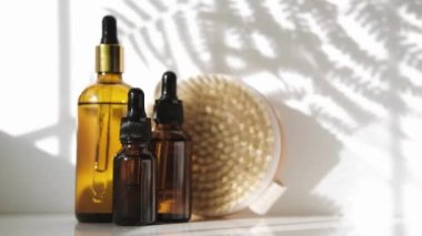 Doğal ahşap vücut fırçası ve serum, yağ, kahverengi damlacıklı cam pipet şişesinde asit, beyaz arka plan. Masaj, rahatlama, spa. Sıfır atık. Güzellik, cilt bakımı, sağlık konsepti.