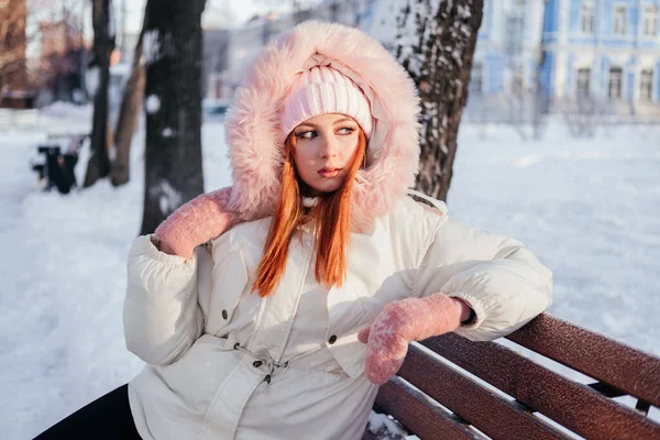 Ginger Young Woman Coat Hat Mittens Sitting Bench Winter Park — Stock Photo, Image