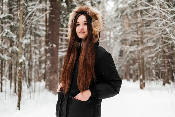 Açık Havada Kış Ormanlarında Duran Genç Bir Kadın Uzun Saçlı — Stok fotoğraf