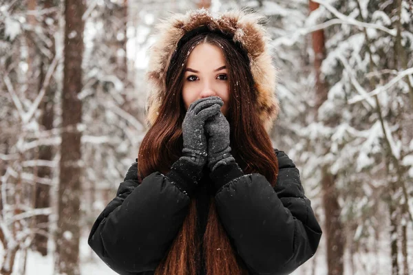Fagyott Fiatal Téli Erdőben Kezeket Melegít Szabadban Lány Hosszú Haj — Stock Fotó