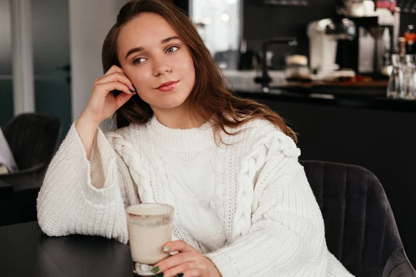 Pensiv Ung Kvinna Och Dricka Kaffe Inomhus Kaukasiska Flicka Sitter — Stockfoto