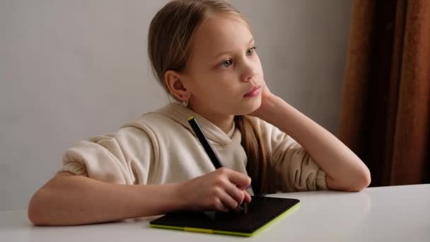Littile Blonde Mädchen Zeichnen Auf Grafik Tablet Mit Stift Hause — Stockvideo