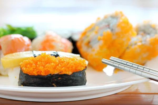 Sushi met stokjes — Stockfoto