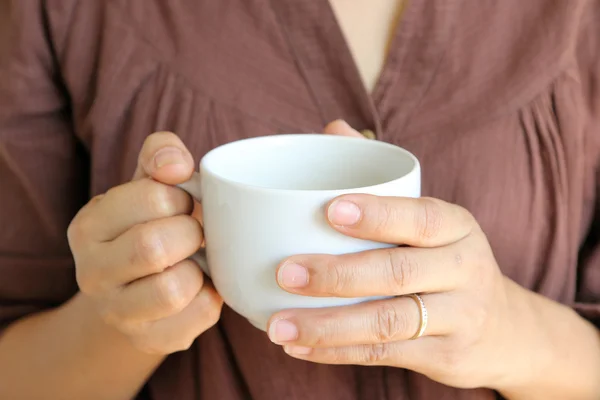 Taza de café en mano mujer . —  Fotos de Stock