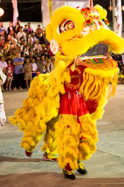 Acrobatas estão realizando uma dança de leão e dragão — Fotografia de Stock